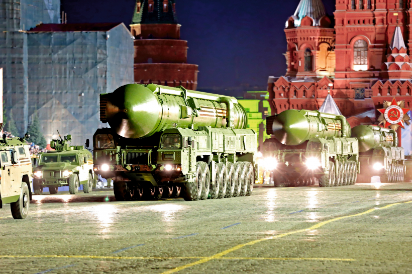 Krievu kodoltermiskās starpkontinentālās ballistiskās raķetes RS-24 Yars pirms parādes Sarkanajā laukumā Maskavā.
