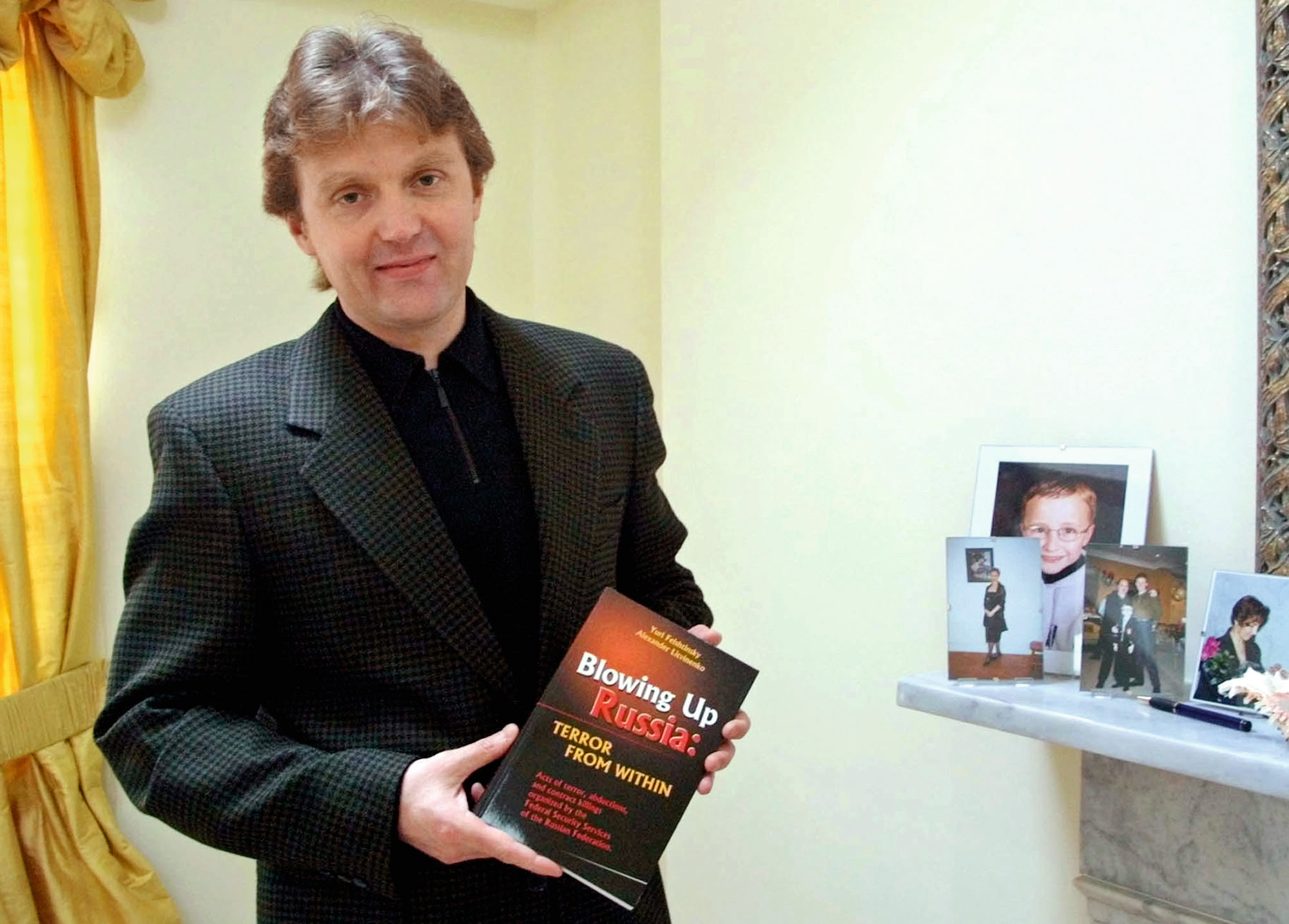 Bijušais VDK spiegs un grāmatas “Uzspridzināt Krieviju: terors no iekšienes” autors Aleksandrs Ļitviņenko 2002. gada 10. maijā savās mājās Londonā. 