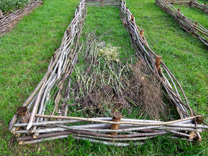 Dobi nabadzīgā augsnē, kur pat kurmji nedzīvo, iesāk rudenī, saberot apakškārtā neizmantojamos augu lakstus un stublājus.