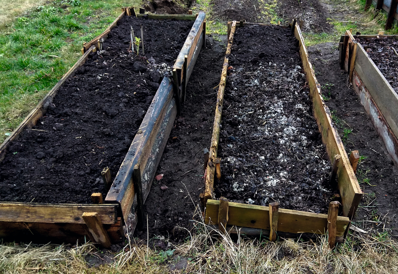 Dobēm malas no dēļiem – remonta pārpalikumiem. Lai vieglāk izjaukt, malas nostiprinātas ar mietiņiem.