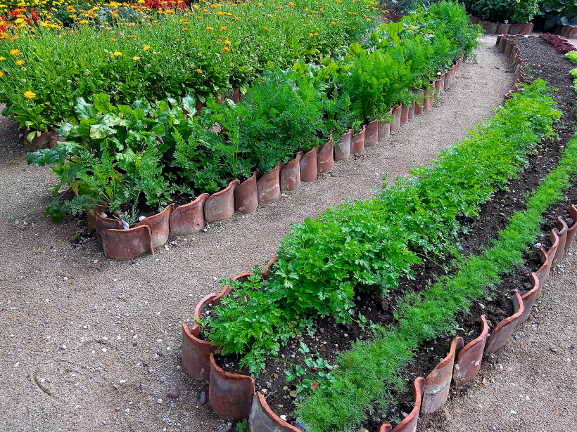 Piemērs citādām dobes malām – no jumta kārniņiem. Noskatīts Nurmuižā.