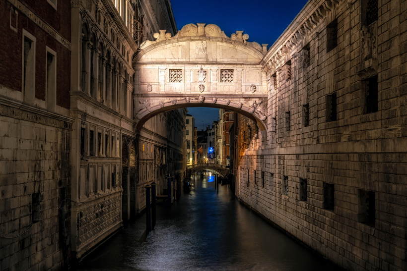 Nopūtu tilts Venēcijā.