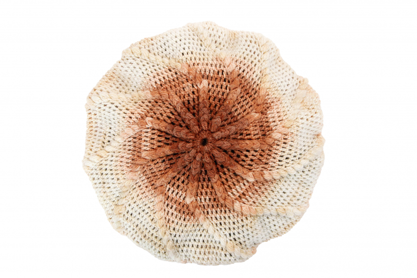 Cepure kūlīšu tamborējumā.