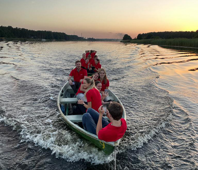 Kora nometņu vietā Ints Teterovskis rīko laivu braucienus pa Latvijas upēm, kurās sparīgi mēģina dziesmas un vietējiem ļaudīm sniedz koncertus.