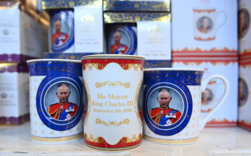 Lielbritānijā iespējams nopirkt dažādus suvenīrus ar karaļa Čārlza III attēlu.