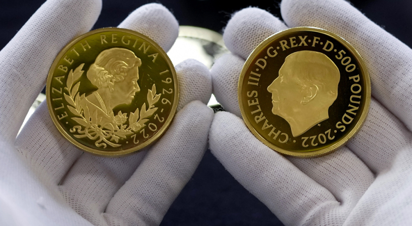Lielbritānijas monētas ar karalienes Elizabetes II un viņas pēcteča karaļa Čārlza III attēliem.