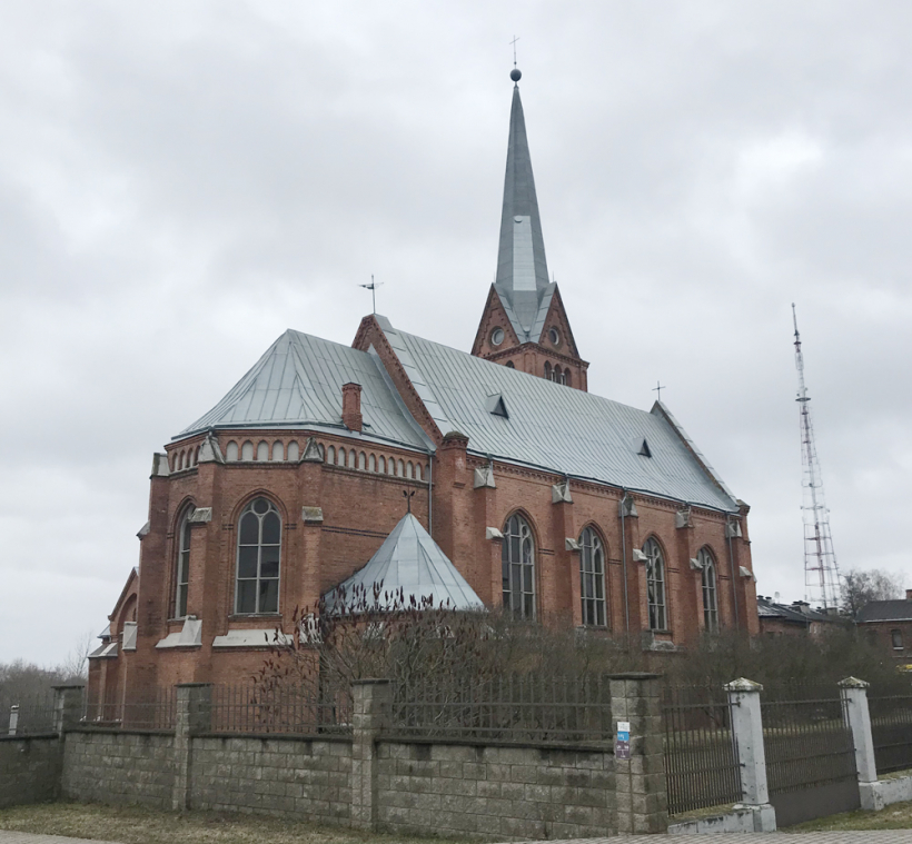 Mūsdienu skats no katoļu baznīcas puses – abi dievnami ir cieši līdzās.