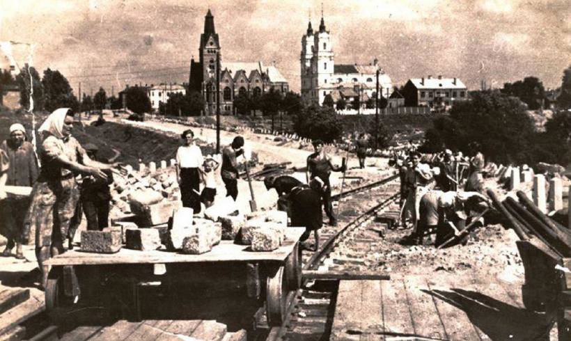 Ar smaidu uz lūpām izjaukta sakrālā vide – padomju laikā uzbūvētais dzelzceļa pārvads degradēja Baznīcu kalna ideju, padarot to par caurskrienamu rajonu. Dievnami cieta no vibrācijas, vides ietekmes.