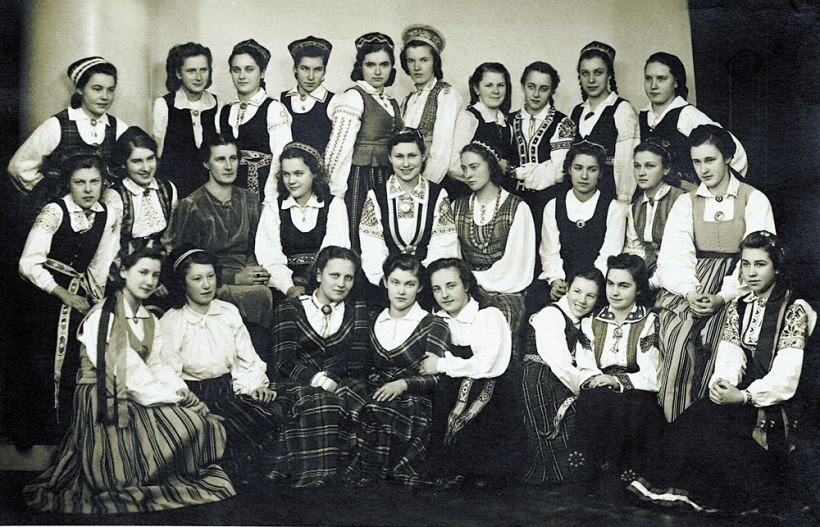 Drāmas teātra studija. 1941./42. g. V. Singajevska pirmajā rindā centrā.