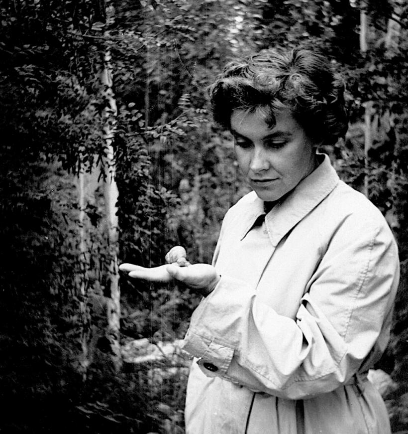 Mežā, runajoties ar gliemezīti.