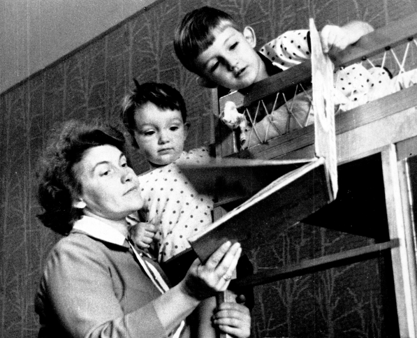 Vera Singajevska ar abiem dēliņiem. Gulētejamais – pasaku lasāmais laiks.