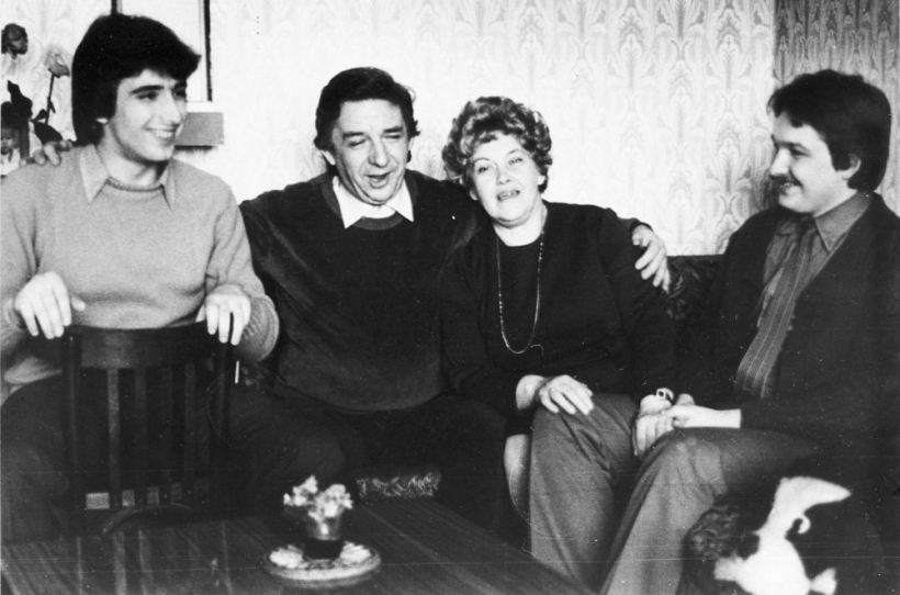 No kreisās – Gundars  boliņš, Tālivaldis  boliņš, Vera Singajevska, Māris  boliņš. 80. gadu sākums.