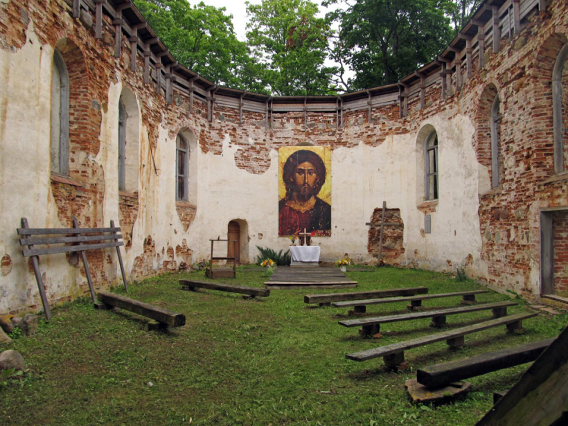 Griezes baznīcā Latvijas–Lietuvas pierobežā dievkalpojumi vēl notiek zem klajas debess.