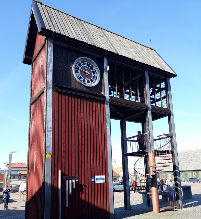 Ventspils tirgus laukuma pulkstenis apaļās stundās atskaņo dziesmau "Pie dzintara jūras", bet plkst. 12:33 un 00:33 ar dziesmas "Uz priekšu, Kurzeme" piedziedājumu tas ieskandē īpašo Ventspils laiku.