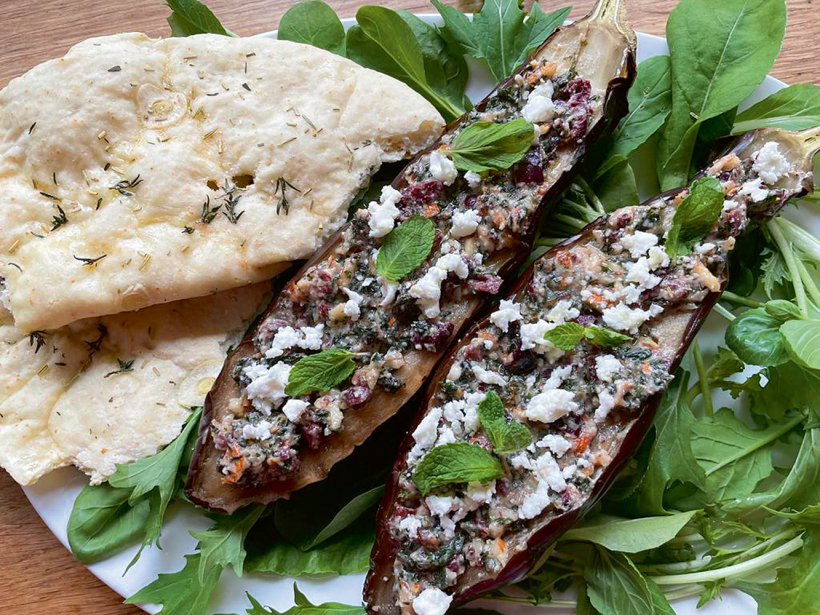 Pavasara zaļumu salāti ar krāsnī ceptu baklažānu, pesto un plakanmaizi (iedvesmojoties no Džeimija Olivera receptes).