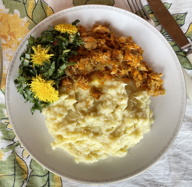 Kūpināta laša, burkānu un sīpolu sacepums ar pavasara salātiem.