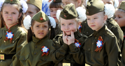Krievijas pilsētā Rostovā pie Donas bērni ietērpti Otrā pasaules kara laika formās. 