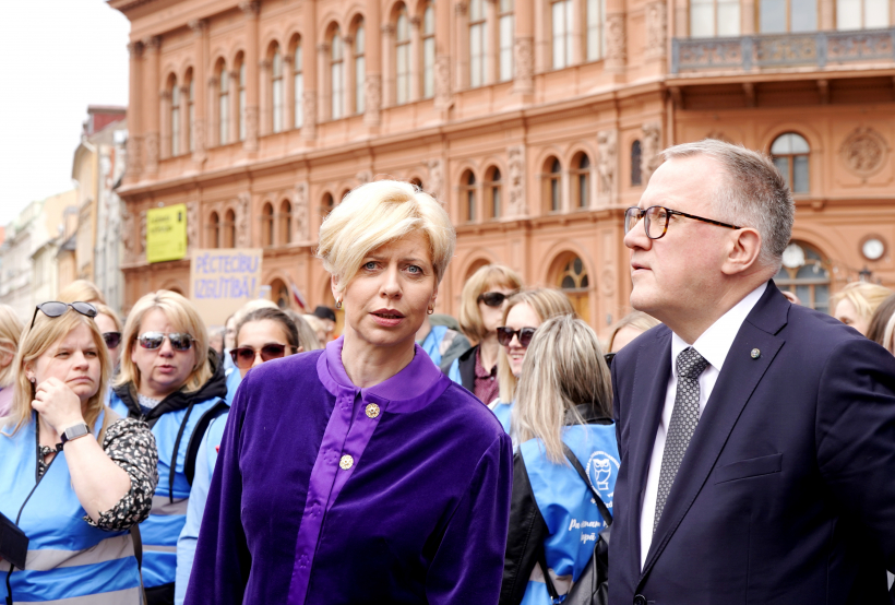 Izglītības un zinātnes ministre Anda Čakša un finanšu ministrs Arvils Ašeradens Latvijas Izglītības un zinātnes darbinieku arodbiedrības rīkotā pedagogu un mediķu protesta gājiena laikā Doma laukumā.