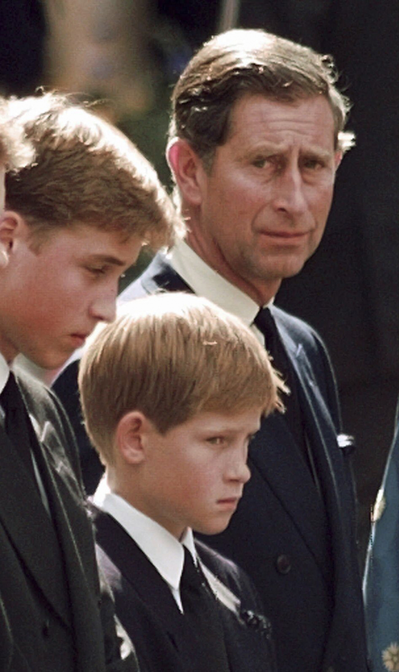 Princis Čārlzs ar dēliem princi Viljamu (pa kreisi) un princi Hariju Diānas bērēs 1997. gada 6. septembrī.