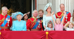 No kreisās: princis Endrjū, karaliene Elizabete II, princis Čārlzs, Keita Midltone un princis Viljams ar bērniem. Aizmugurē: Megana Mārkla un princis Harijs.