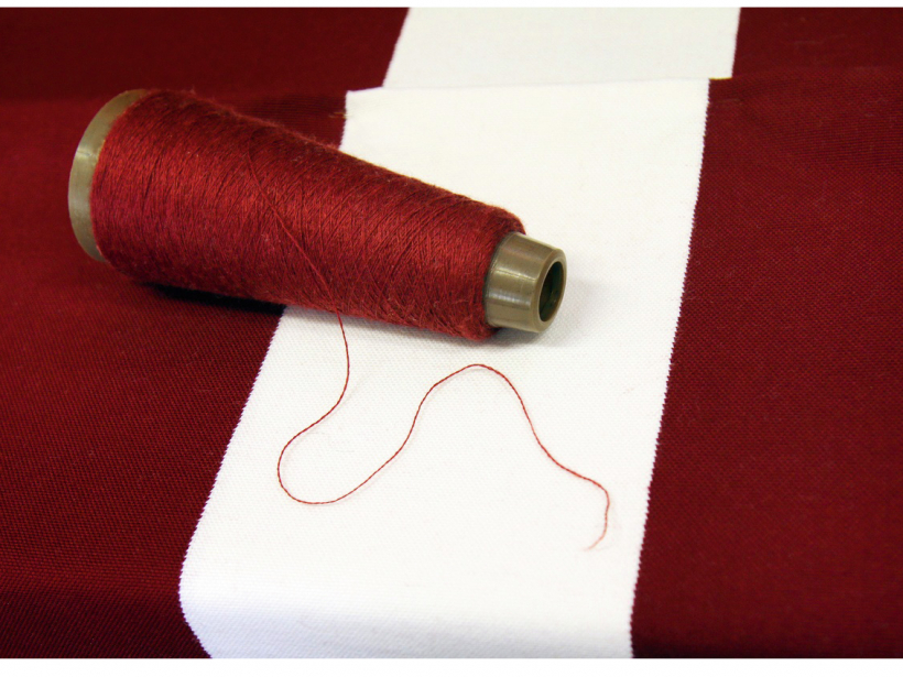 Šujot karogu, jāizvēlas piemērotas krāsas izturīgi diegi.