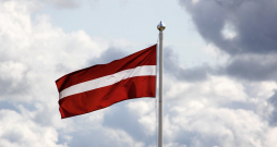 Latvijas valsts karoga likums neierobežo karogu uzšūt pašiem.
