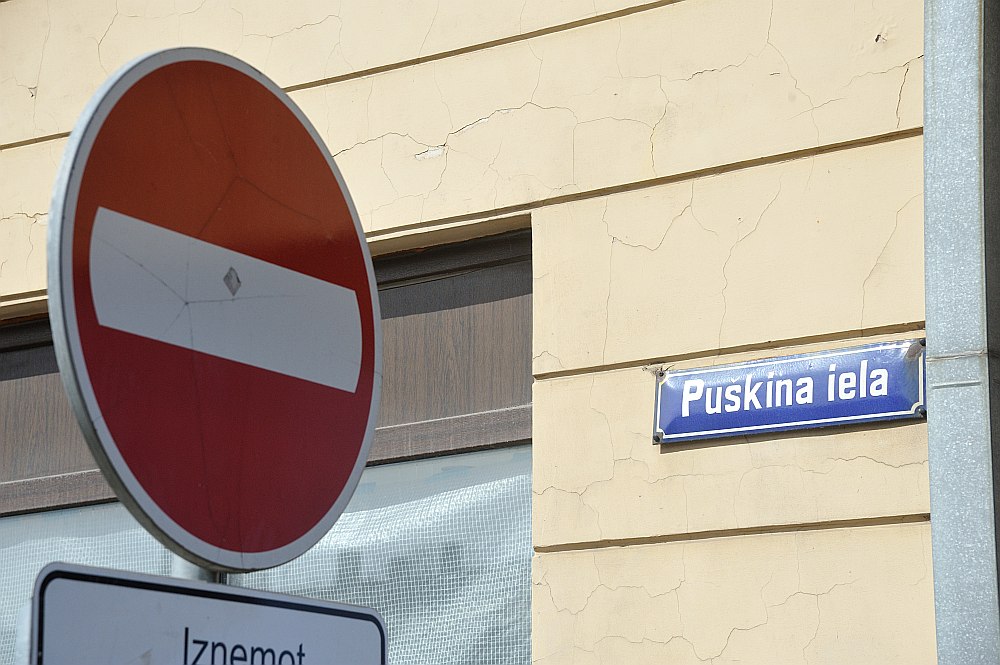 Pieminekļa ēnā pagaidām palicis Puškina ielas nosaukums Rīgā, taču arī pie tā agri vai vēlu nonāksim.