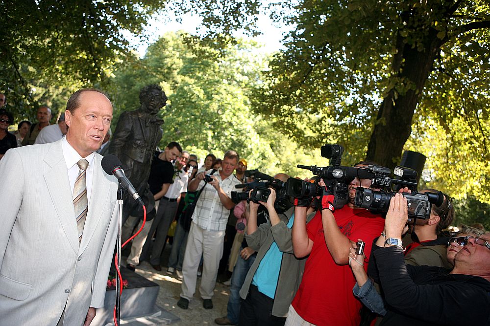 Krievijas vēstnieks Aleksandrs Vešņakovs 2009. gadā Puškina pieminekļa atklāšanas ceremonijā.