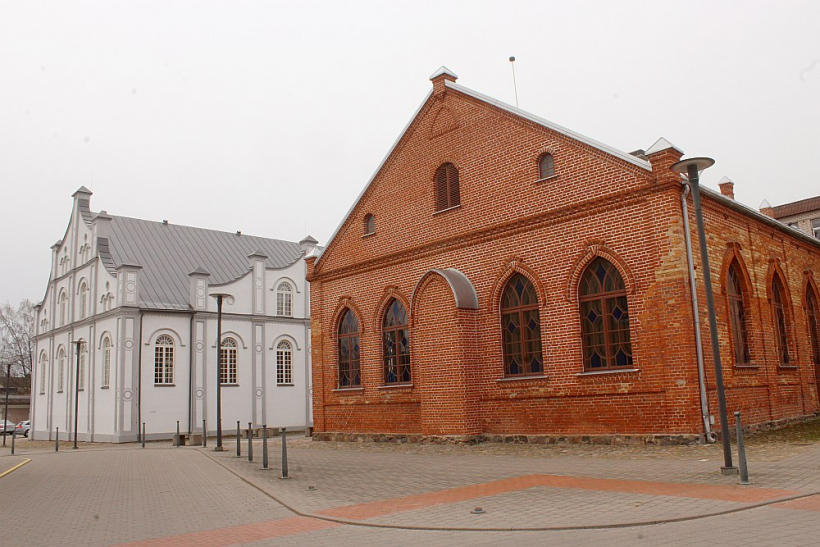Jonišķos līdz Otrajam pasaules karam dzīvojusi liela ebreju kopiena, par ko liecina divas līdzās esošas sinagogas – Baltā un Sarkanā.