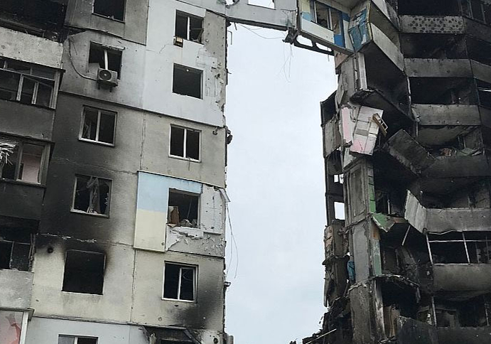 Raķešu uzbrukumā cietusi ēka. Ukraina.