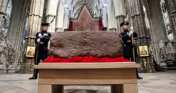 Karaliskā apsardze pie Likteņa akmens Vestminsteras abatijā, kur notiks Čārlza III kronēšanas ceremonija. 