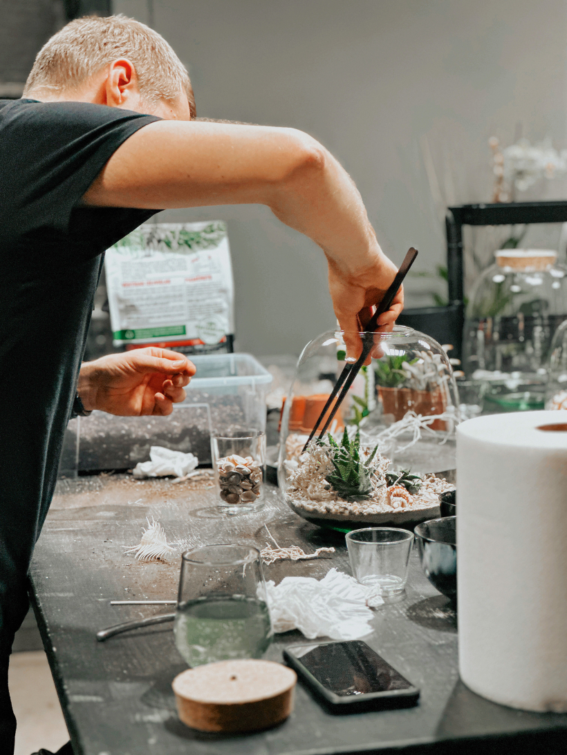 Profesionāliem florāriju veidotājiem ir pat īpaši rīki, kas palīdz labāk darboties traukā. Taču var pielāgot arī dažādas mājās atrodamas lietas, piemēram, no virtuves arsenāla...