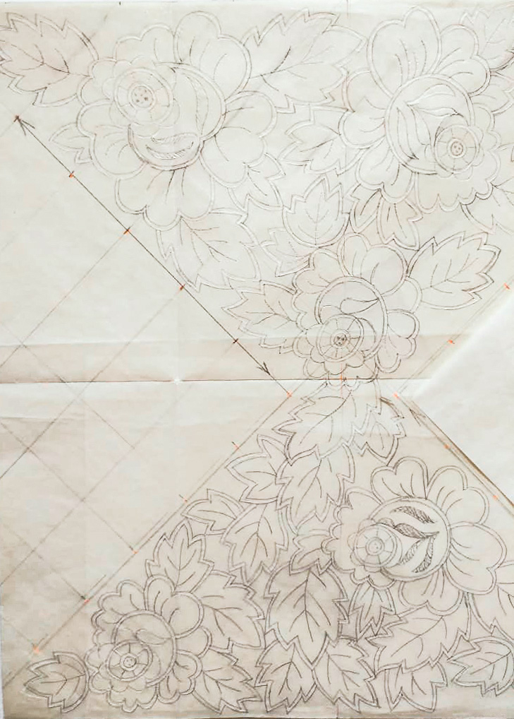 Pirms darba uzsākšanas meistare izšūtos motīvus uzzīmēja. Attēlā redzams skices fragments.