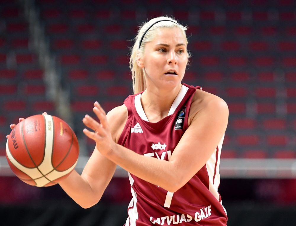 Allaž enerģiskā Elīna Babkina no basketbola atvadījās ar čempiones emocijām Izraēlā.