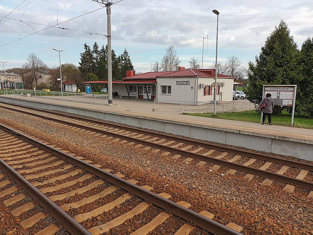 "LDz" dzelzceļa pasažieru 48 staciju un pieturas punktu modernizācijas ietvaros Ozolniekos būvē pilnīgi jaunu iekāpšanas peronu.