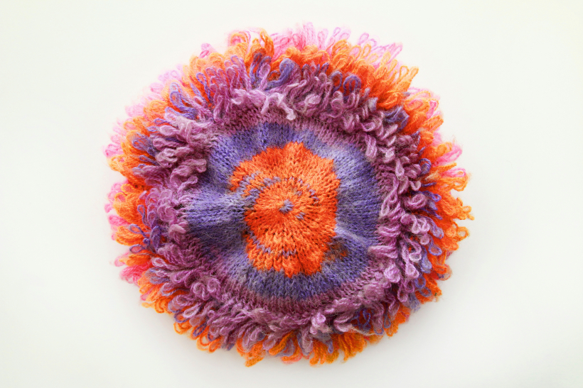 Komplektā ietilpst arī bārkstaina cepurīte.