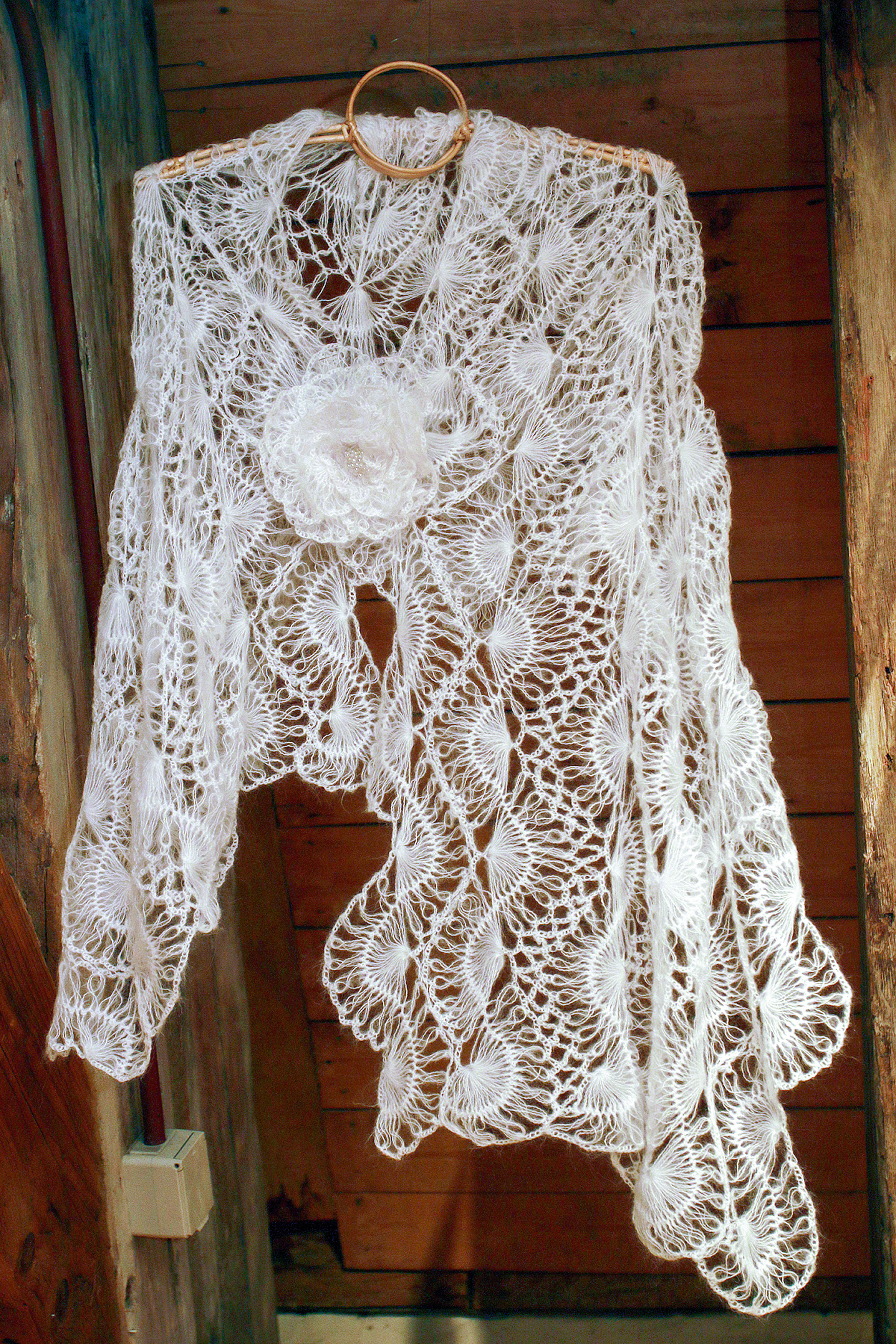 Sniegbaltās šalles izmēri ir 180x65 cm.