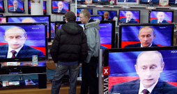 Vīrieši skatās TV ar Vladimira Putina uzrunu. 