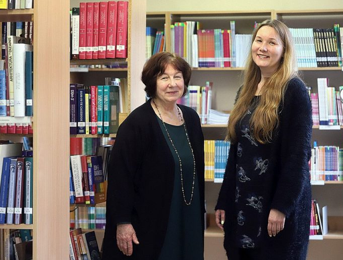 Latvijas Universitātes profesore Sandra Sebre (no kreisās) un docente Laura Pirsko ieteic, ka sabiedrībā vairāk jārunā arī par to, ka bērni rada prieku un ģimenes izjūtu..