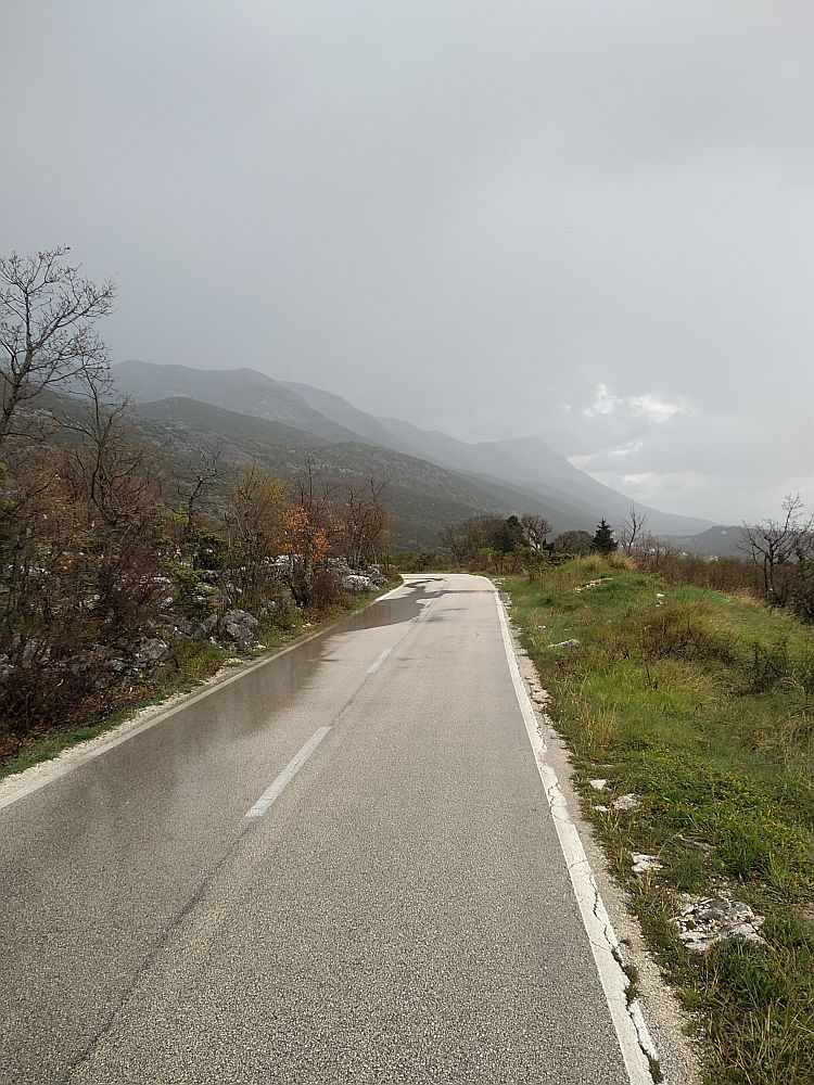 Aci pret aci ar negaisu kalnos – nav patīkami.