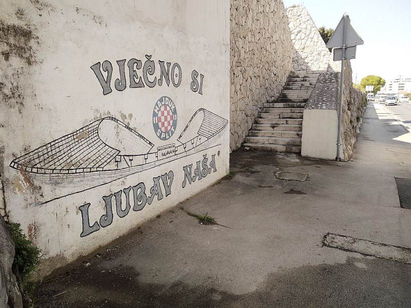 Mūsu mūžīgā mīlestība – viens no neskaitāmajiem uzticības apliecinājumiem "Hajduk" Splitas ielās.