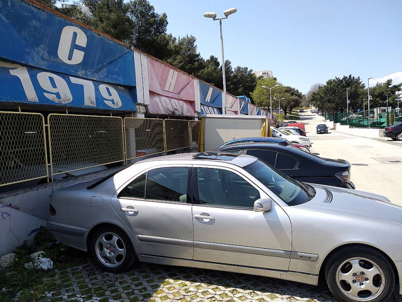 Splitā pie kādas daudzstāvu mājas autostāvvietas uzskaitīti visi "Hajduk" čempionu tituli – 112 gadu ilgajā vēsturē tādi ir 18, pagaidām pēdējais – 2005. gadā.