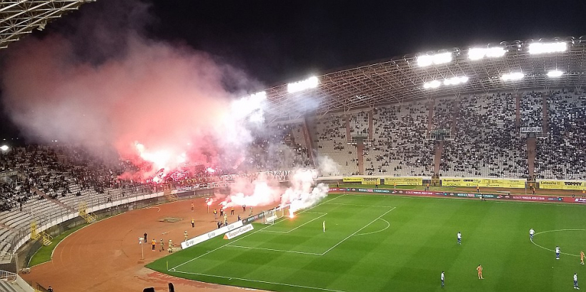 Futbola ultras un pirotehnika – nešķirami jēdzieni.