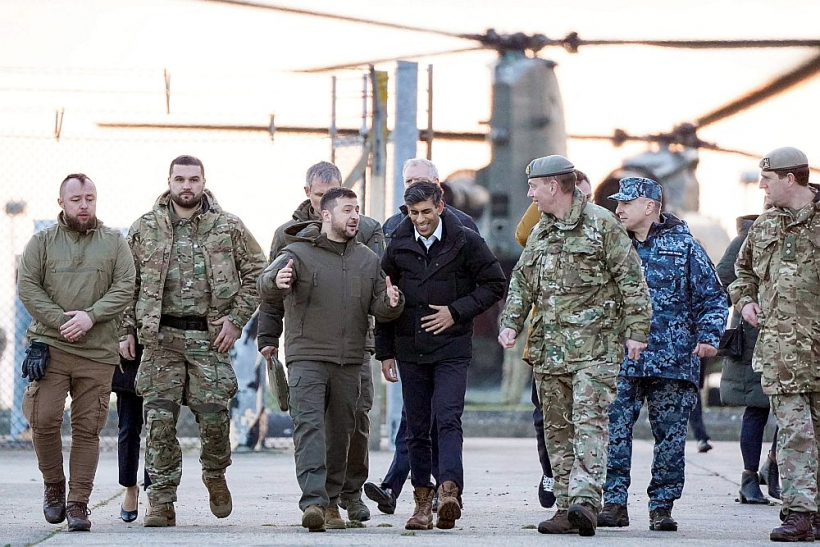 Ukrainas prezidents Volodimirs Zelenskis un Britānijas premjerministrs Riši Sunaks.