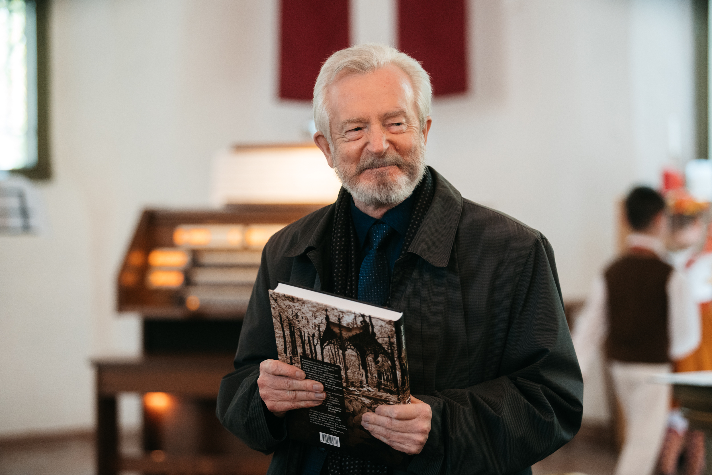 Grāmatas "Lielie kapi Rīgā" atvēršana. Imants Lancmanis.