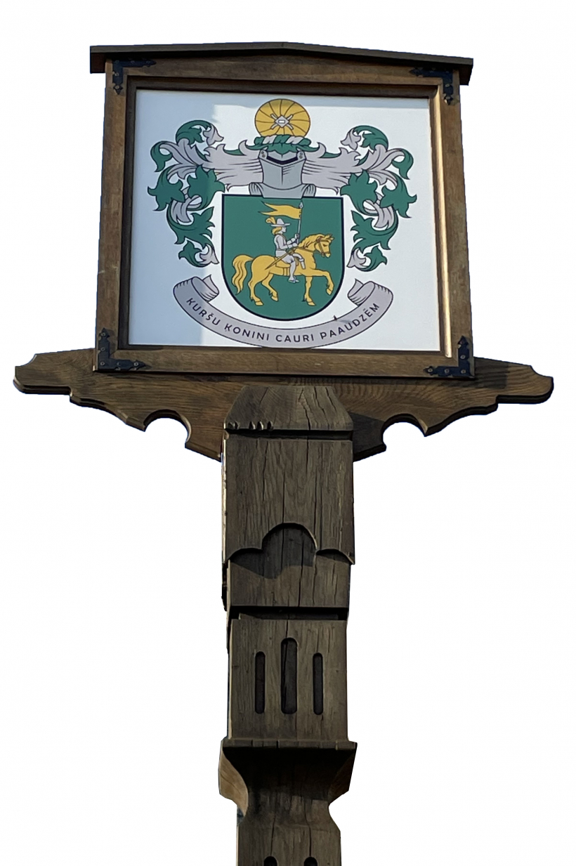 Ķoniņciema īpašā statusa simbols un piemineklis Peniķu ciltstēvam Andrejam – Peniķa stabs – ar Valsts heraldiskās komisijas apstiprinātu ģimenes ģerboni.
