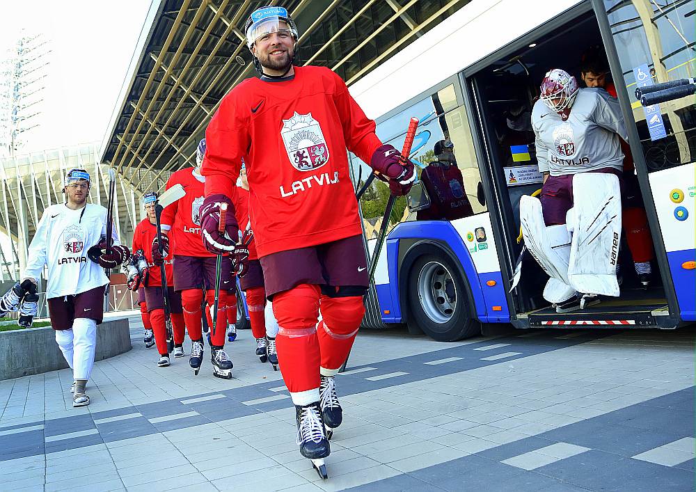 Latvijas hokeja izlase – priekšplānā uzbrucējs Roberts Bukarts – vakar devās uz treniņu "Arēnā Rīga".