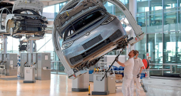 Vācu autoražotāja "Volkswagen" montāžas līnija Drēzdenē, Vācijā.