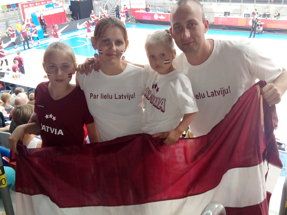 Stūrišku ģimene kopā apmeklē dažādus sporta notikumus, piemēram, 2017. gadā devās uz Eiropas čempionātu basketbolā sievietēm Čehijā.