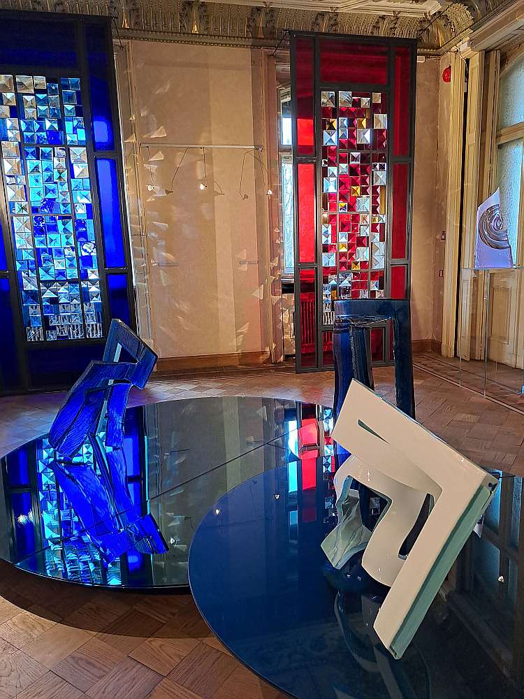 Stikla mākslinieces Andas Munkevicas darbs no izstādes "Attēla gaisma" Latvijas Nacionālā vēstures muzeja Dauderu nodaļā.